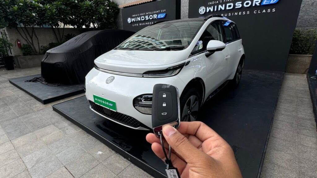 MG Motor ने भारत में अपनी नई इलेक्ट्रिक कार MG Windsor EV लॉन्च की है। जानिए इसकी बैटरी रेंज, फीचर्स, वेरिएंट्स और कीमत की पूरी जानकारी।