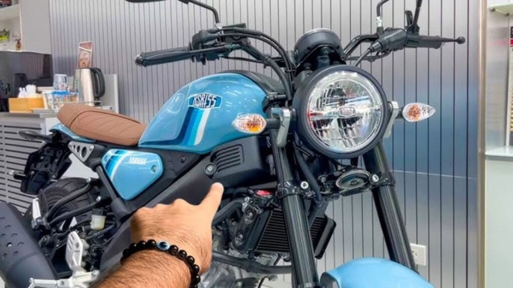 अगर आप बुलेट जैसी दमदार क्रूजर बाइक कम कीमत में चाहते हैं, तो Yamaha XSR 155 आपके लिए बेस्ट ऑप्शन हो सकती है। जानिए इसके फीचर्स, इंजन, माइलेज और लॉन्च डेट।