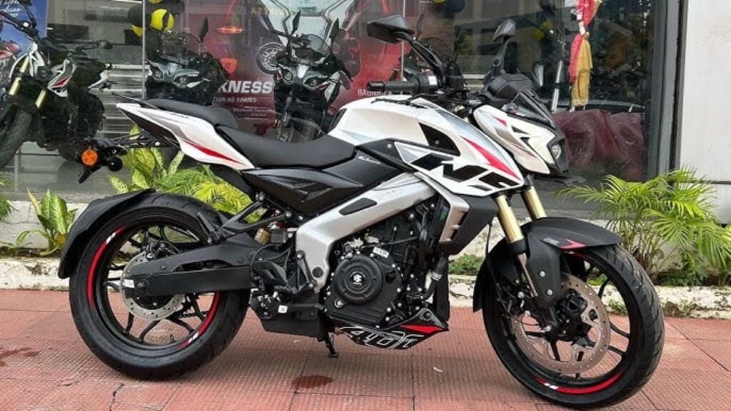 Bajaj Pulsar NS400 Z भारत में हुई लॉन्च, जिसमें है 373.2cc इंजन, 40BHP की पावर और Bluetooth से लैस डिजिटल फीचर्स। जानिए इसकी कीमत, माइलेज और सभी फीचर्स की डिटेल।