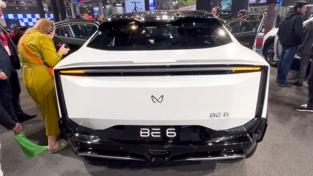 Mahindra BE 6 एक स्टाइलिश और पावरफुल इलेक्ट्रिक SUV है, जो दो बैटरी ऑप्शन, 682 KM रेंज और लेटेस्ट फीचर्स के साथ आती है। जानिए इसकी कीमत, फीचर्स और चार्जिंग डिटेल।