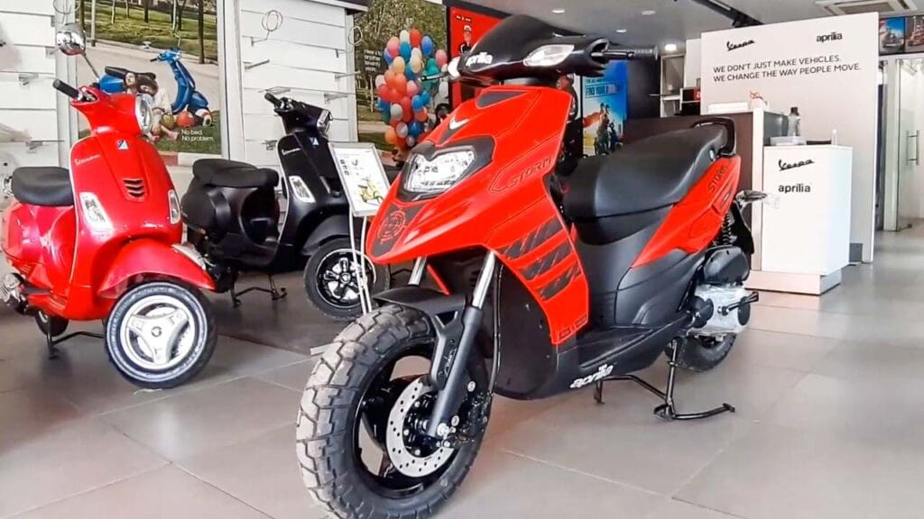 Aprilia Storm 125 स्कूटर एक ऐसा ऑप्शन है जो यूथफुल डिज़ाइन, दमदार परफॉर्मेंस और शानदार राइडिंग एक्सपीरियंस का परफेक्ट कॉम्बिनेशन देता है।