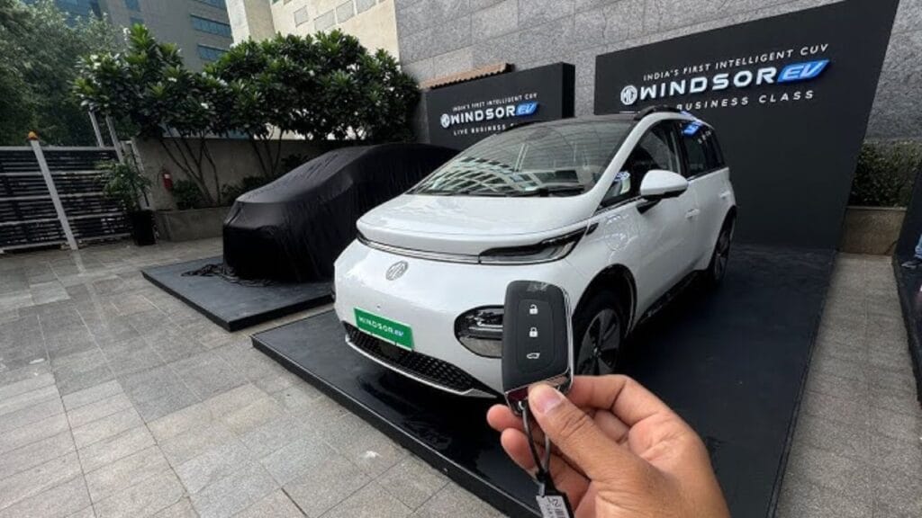 New MG Windsor EV एक बार चार्ज होने पर देती है 500km की रेंज। जानिए इसकी बैटरी परफॉर्मेंस, एडवांस्ड फीचर्स और कीमत से जुड़ी पूरी जानकारी।